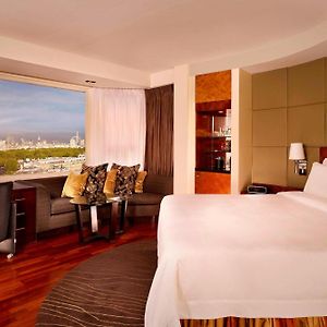 Kamer met een King Size Bed met een Panoramisch Uitzicht op de Bovenste Verdiepingen